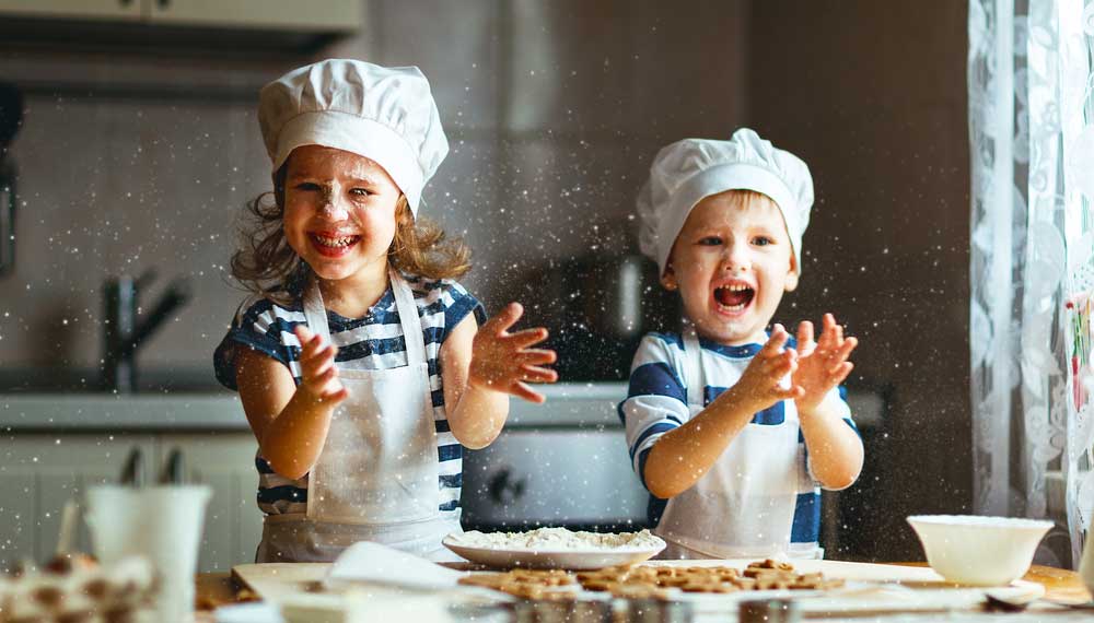 children baking